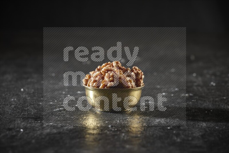 مكسرات في وعاء معدني علي خلفية سوداء