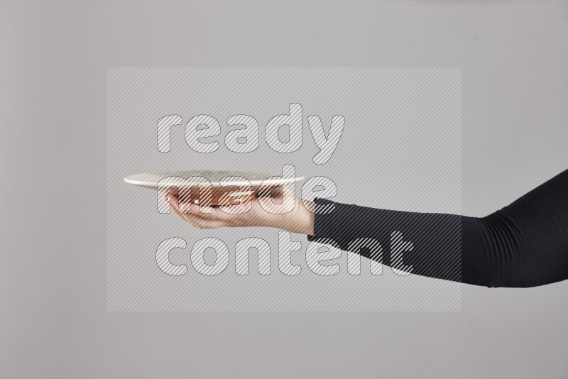 امرأة ترتدي عباءة سوداء تحمل أدوات فخارية مختلفة في أوضاع متعددة