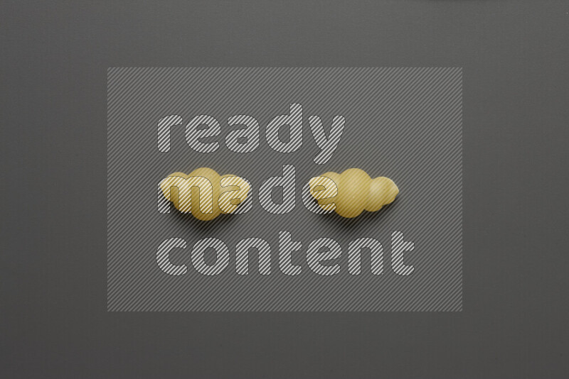 معكرونة قواقع علي خلفية رمادية