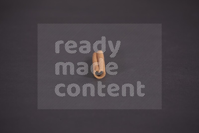 عود قرفة واحد علي خلفية سوداء