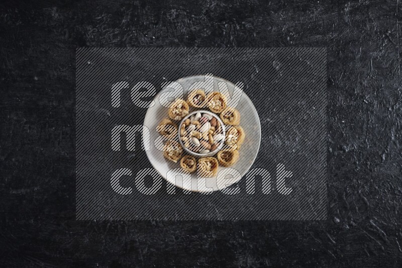 كنافة في صحن فخاري علي خلفية سوداء خشبية