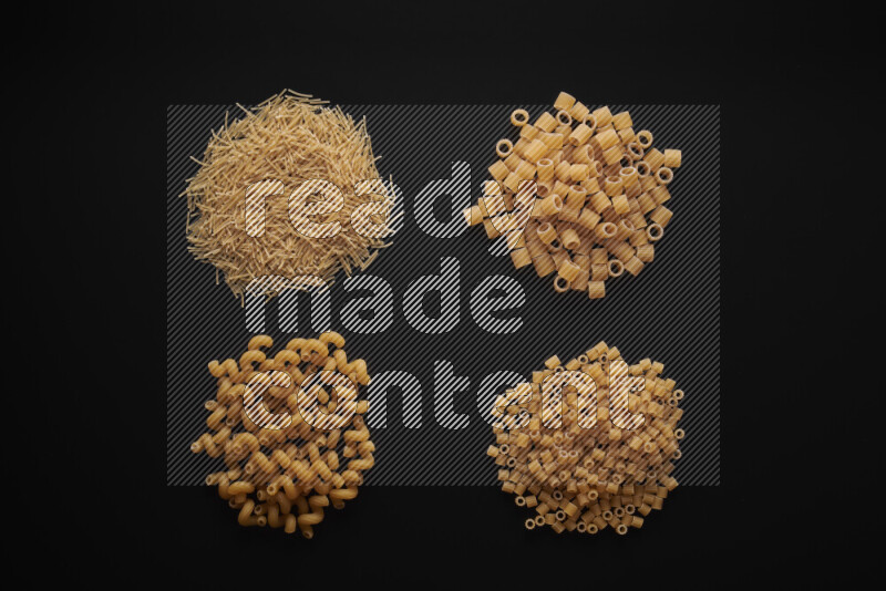 أنواع مختلفة من المعكرونة علي خلفية سوداء