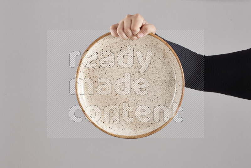 امرأة ترتدي عباءة سوداء تحمل أدوات فخارية مختلفة في أوضاع متعددة