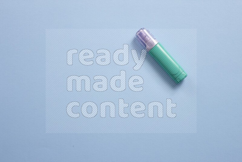 أدوات مدرسة مختلفة علي خلفية زرقاء