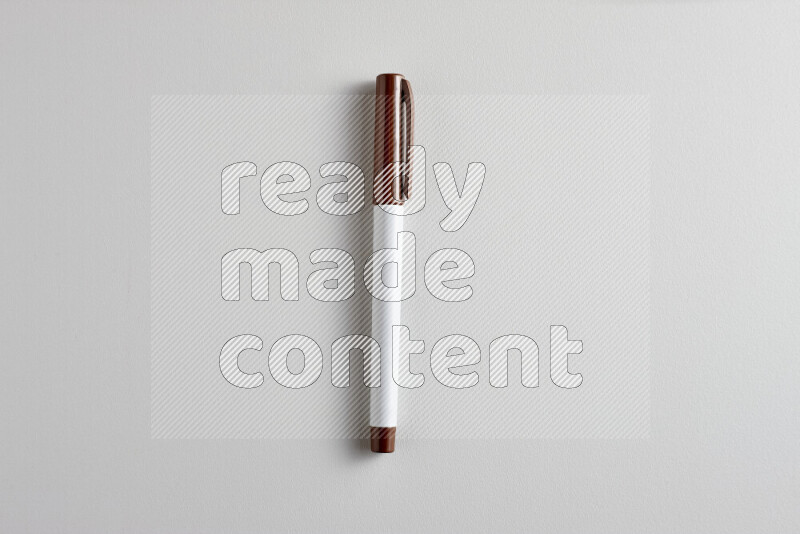 لقطة مقربة تظهر قلما ملونا واحدا بغطاء على خلفية رمادية