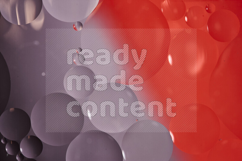 لقطات مقربة لفقاعات من الزيت على سطح الماء باللون الأبيض والأحمر