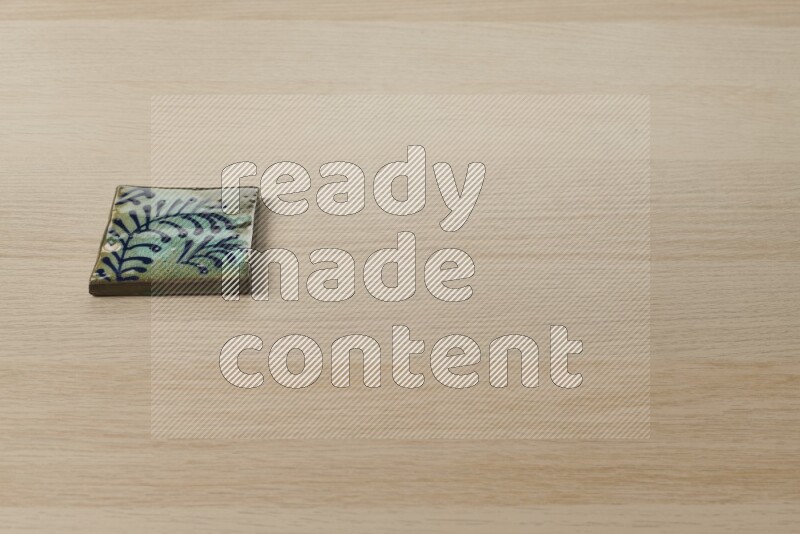 قواعد أكواب مزخرفة على خلفية خشبية فاتحة