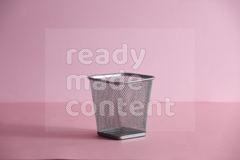 أقلام ومستلزمات مدرسية مختلفة أخري في حامل أقلام معدني على خلفية وردية