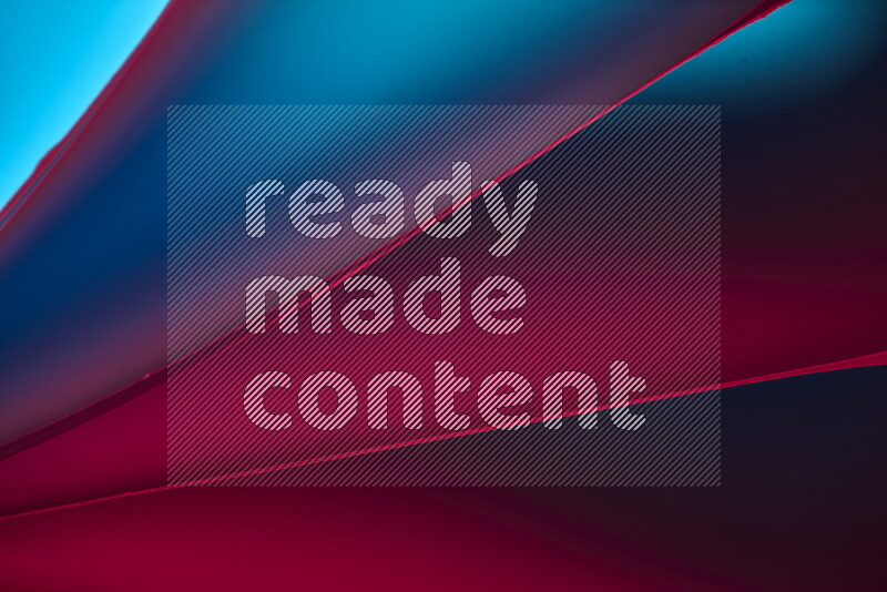 فن تجريدي يعرض منحنيات مع تدرجات الألوان الدافئة والباردة مكونه بضوء ملون