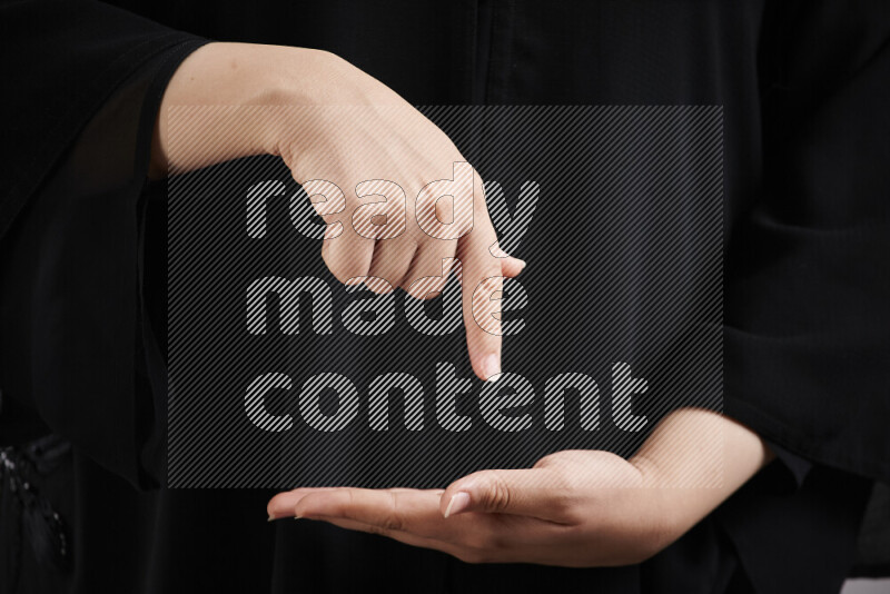 امرأة تشير بيديها بلغة الإشارات المختلفة