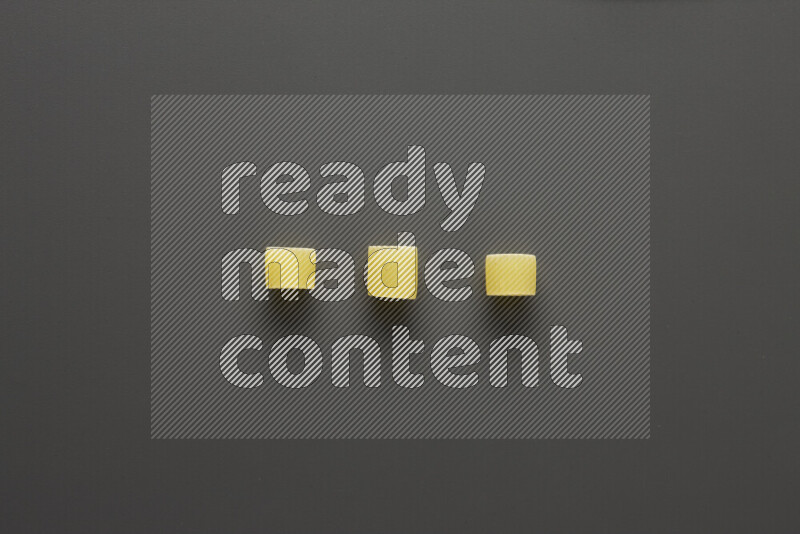 معكرونة خواتم علي خلفية رمادية