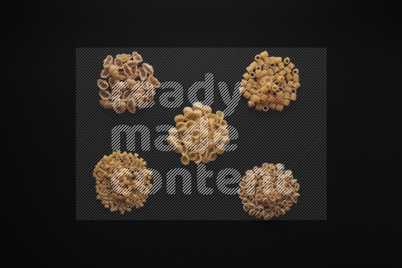 أنواع مختلفة من المعكرونة علي خلفية سوداء