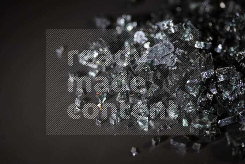 قطع زجاج سوداء شفافة متناثرة على خلفية سوداء