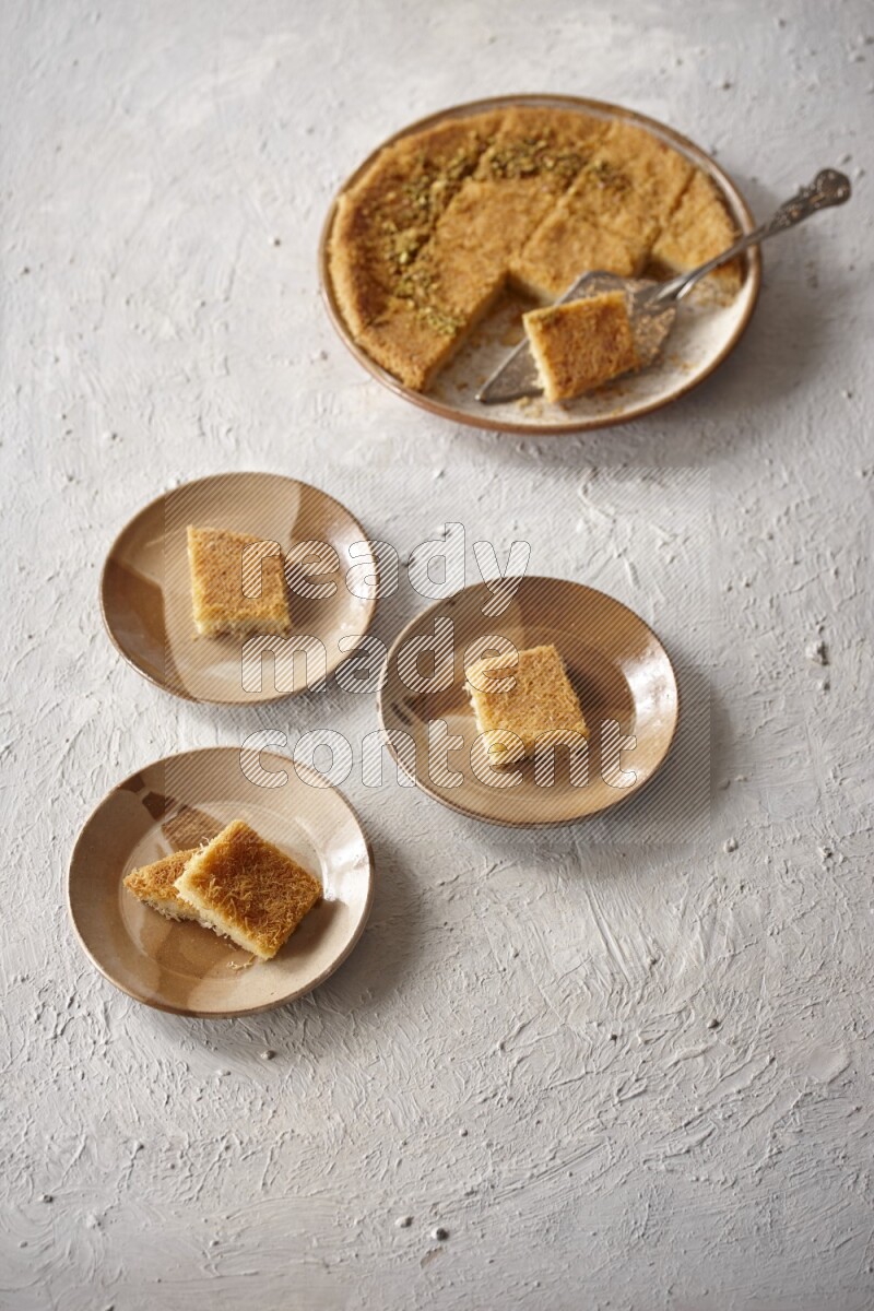 كنافة علي خلفية بيضاء خشبية