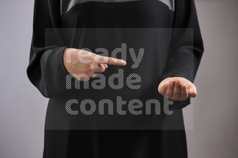 امرأة تشير بيديها بلغة الإشارات المختلفة