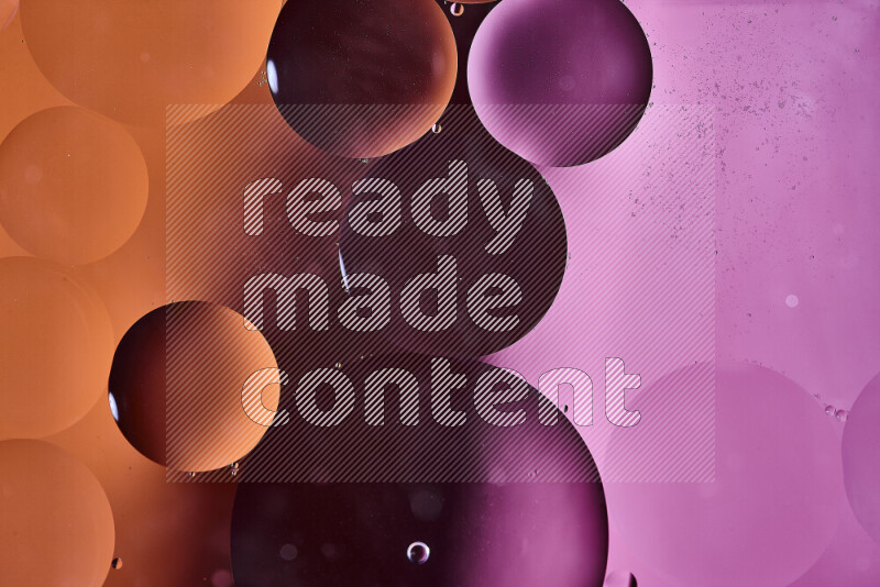 لقطات مقربة لفقاعات من الزيت على سطح الماء باللون البرتقالي والوردي