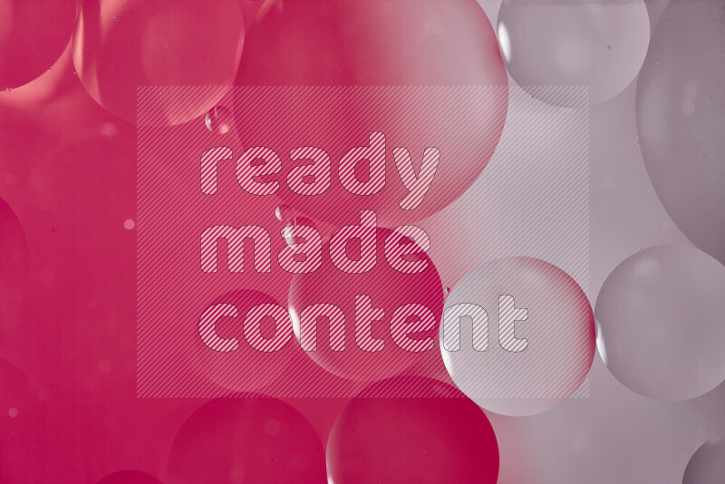 لقطات مقربة لفقاعات من الزيت على سطح الماء باللون الأبيض والوردي