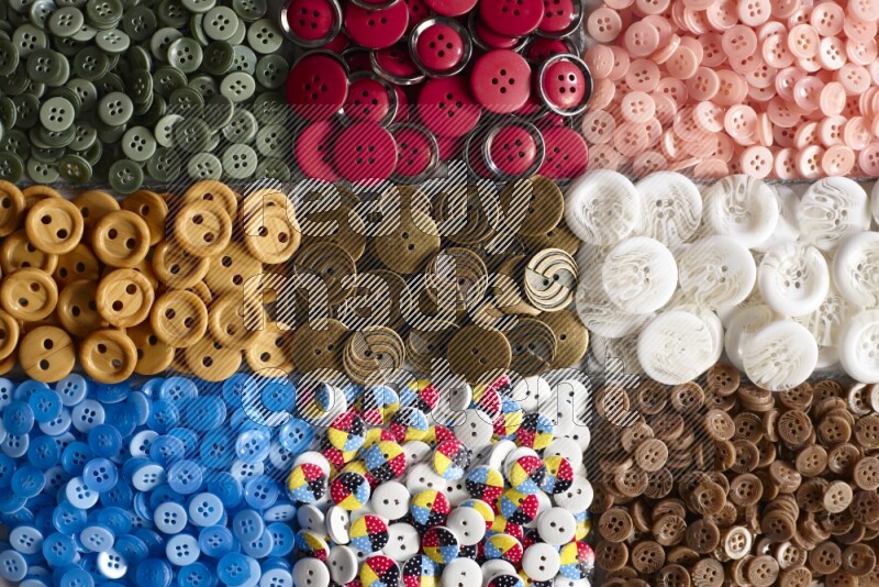 أزرار متعددة اﻷلوان موضوعة علي خلفية رمادية