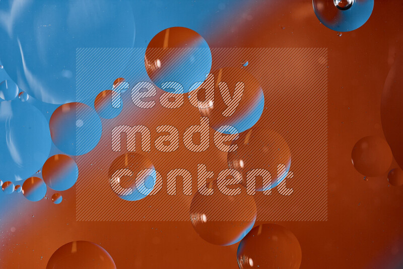 لقطات مقربة لفقاعات من الزيت على سطح الماء باللون الأزرق والبرتقالي