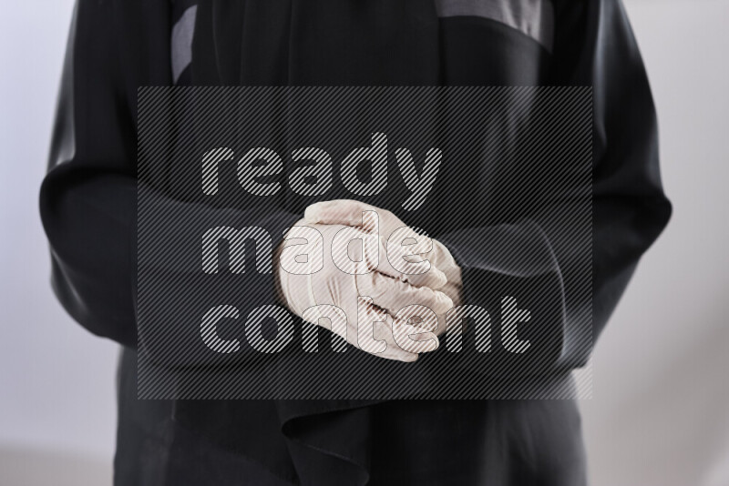 طبيبة ترتدي عباءة وملابس طبية في أوضاع متعددة