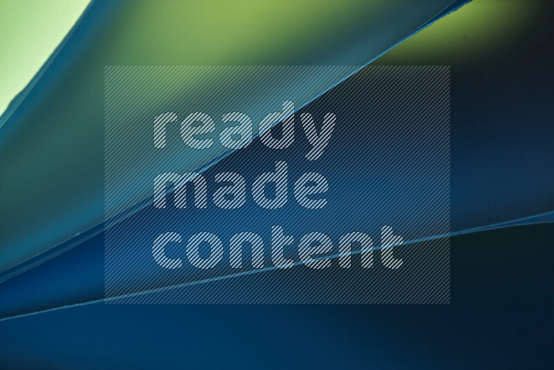 فن تجريدي يعرض منحنيات مع تدرجات الألوان الباردة مكونه بضوء ملون