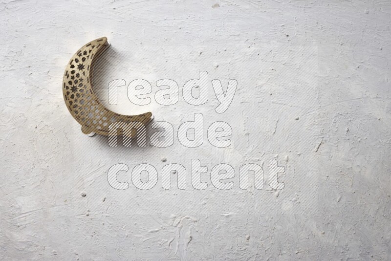 مكسرات في وعاء خشبي مع فانوس خشبي