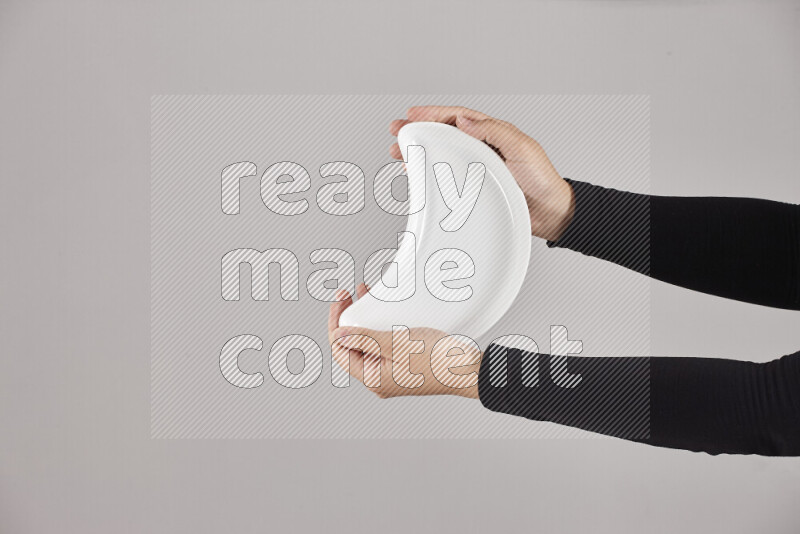 امرأة ترتدي عباءة سوداء تحمل أدوات فخارية مختلفة في أوضاع متعددة