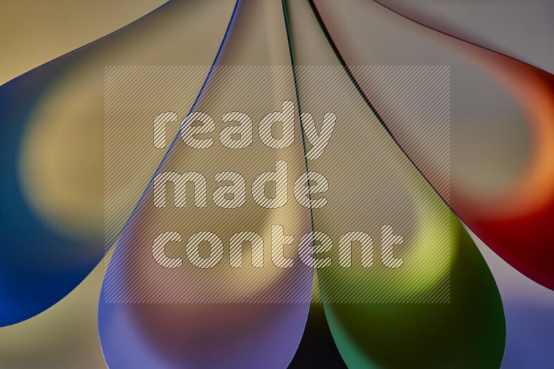 فن تجريدي يعرض منحنيات وتدرجات اللون مكونه بضوء ملون