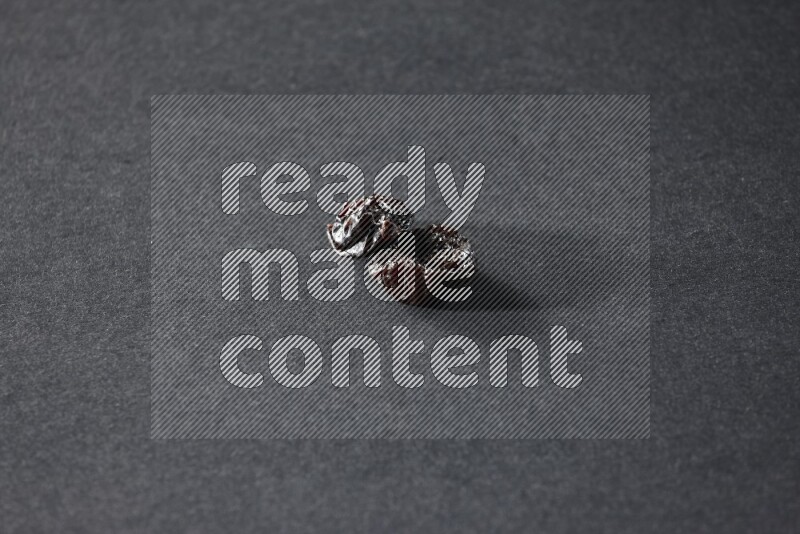 حبتان من البرقوق المجفف على خلفية سوداء