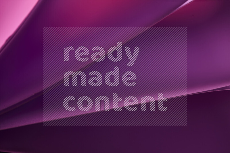 فن تجريدي يعرض منحنيات مع تدرجات الألوان الدافئة والباردة مكونه بضوء ملون