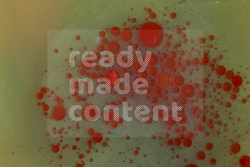 تلتقط الصورة تناثرا للطلاء الأحمر والأخضر والأصفر علي الخلفية