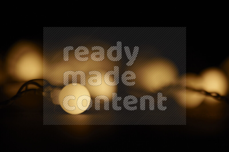 مصابيح ذهبية علي خلفية سوداء