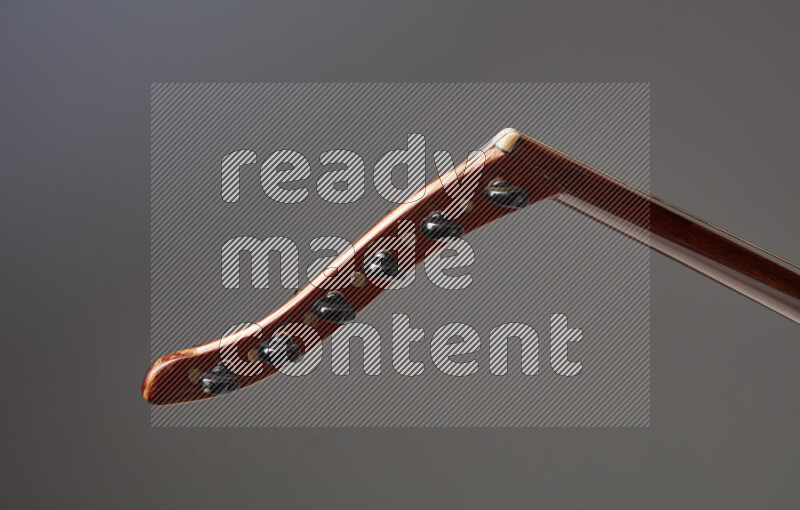 اجزاء من عود خشبي بني على خلفية رمادية