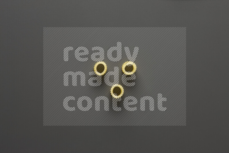 معكرونة خواتم علي خلفية رمادية