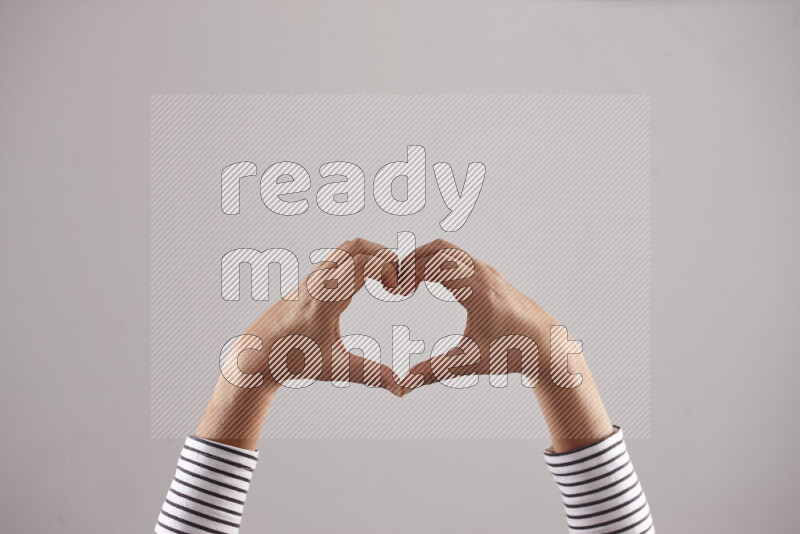 امرأة تشير بيديها بلغة الإشارات المختلفة