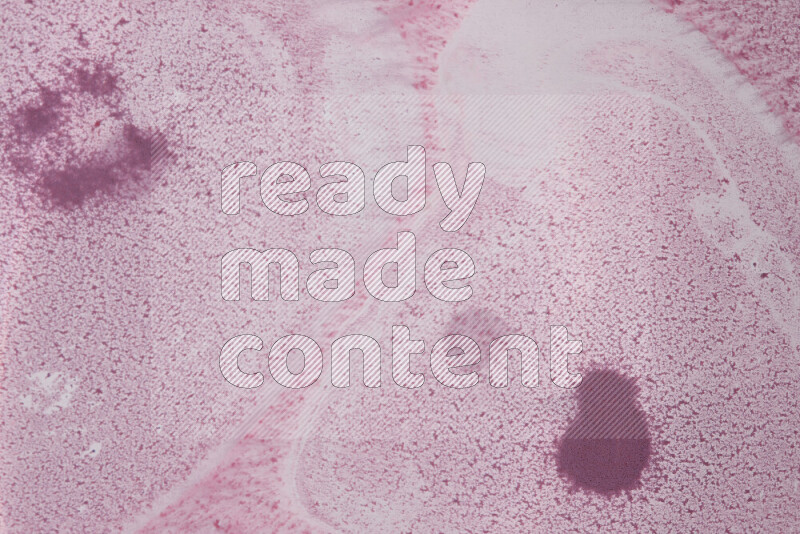 تلتقط الصورة تناثرا للطلاء الأرجواني علي خلفية بيضاء