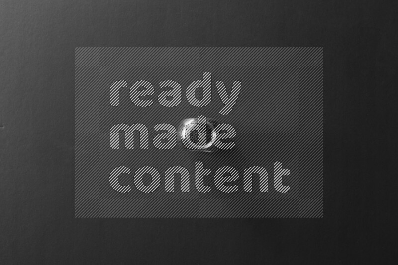 حبة البركة في وعاء زجاجي علي خلفية سوداء