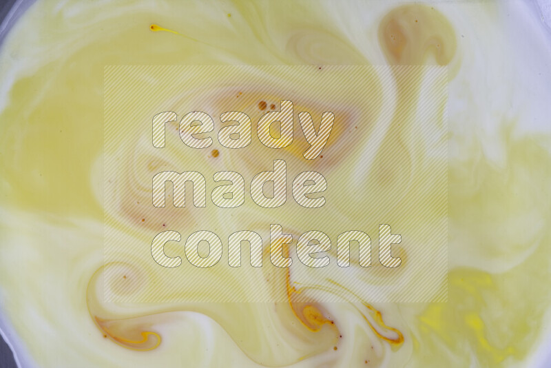 لقطة مقربة لأنماط دوامية باللون البرتقالي