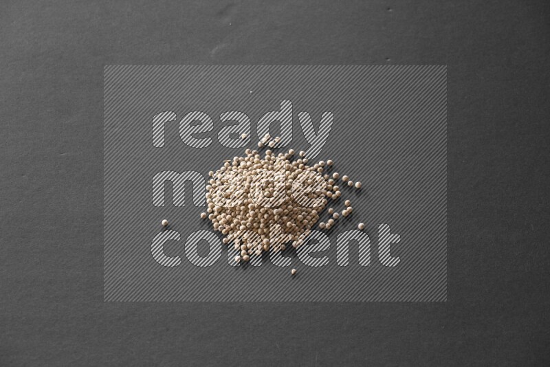 الفلفل الأبيض علي خلفية سوداء