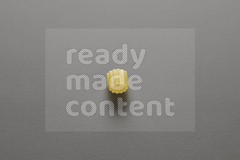 معكرونة مرمرية علي خلفية رمادية