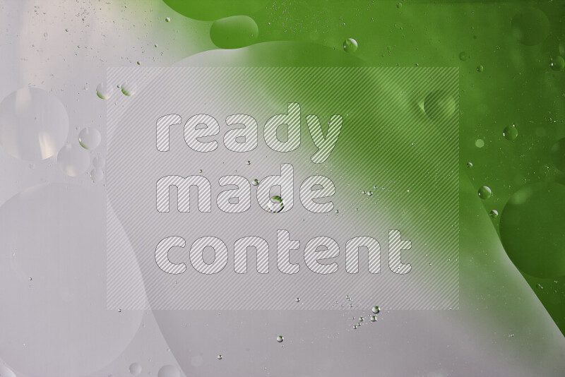 لقطات مقربة لفقاعات من الزيت على سطح الماء باللون الأبيض والأخضر