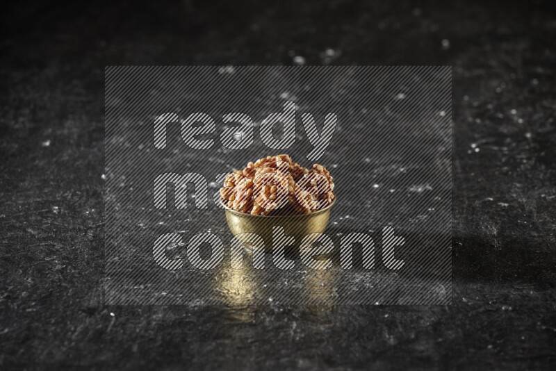 مكسرات في وعاء معدني علي خلفية سوداء