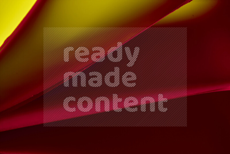 فن تجريدي يعرض منحنيات مع تدرجات الألوان الدافئة والباردة مكونه بضوء ملون