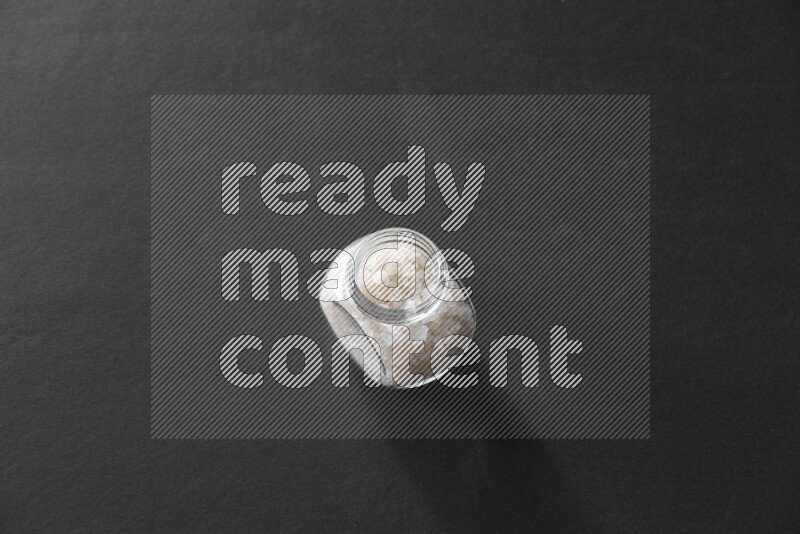 ملح في وعاء زجاجي علي خلفية سوداء