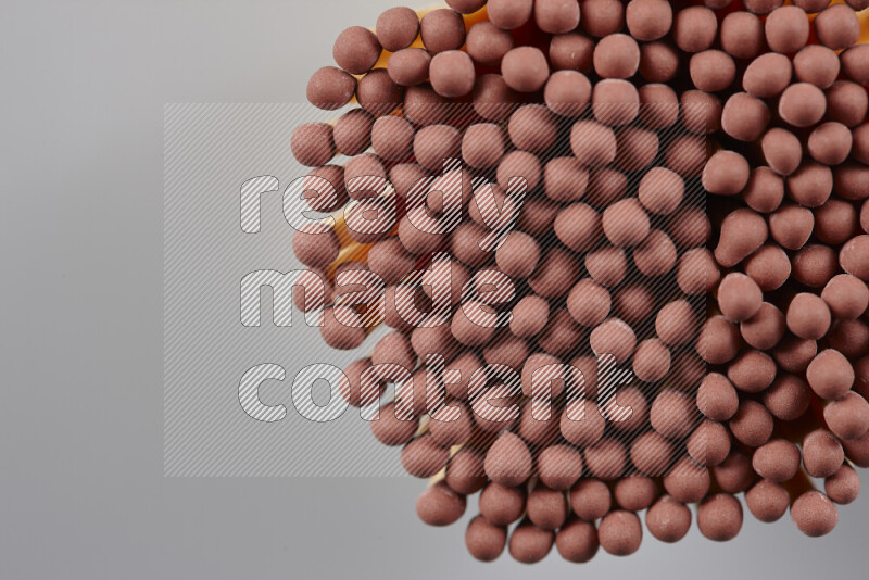 لقطات مقربة لحزمة من أعواد الكبريت علي خلفية رمادية