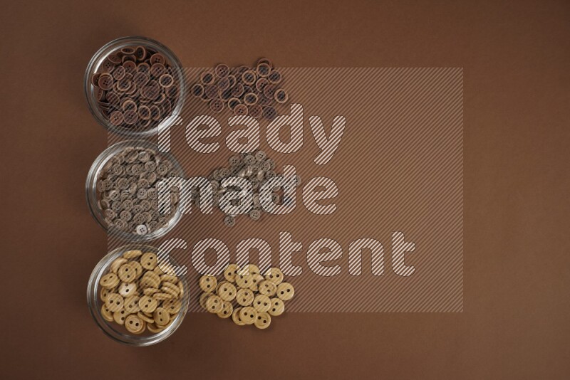 مجموعة من أدوات الخياطة والتفصيل بنية اللون على خلفية بنية