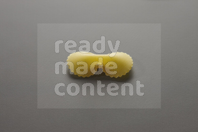 معكرونة فيونكة علي خلفية رمادية