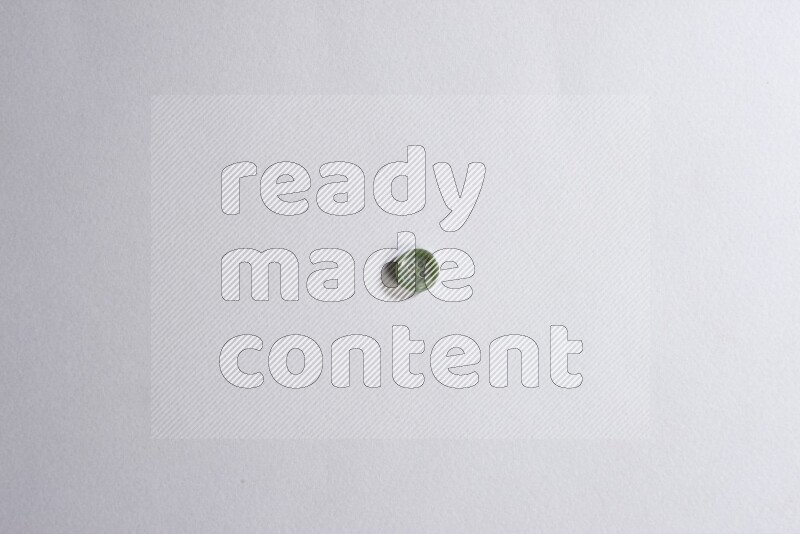 زر واحد ملون على خلفية رمادية