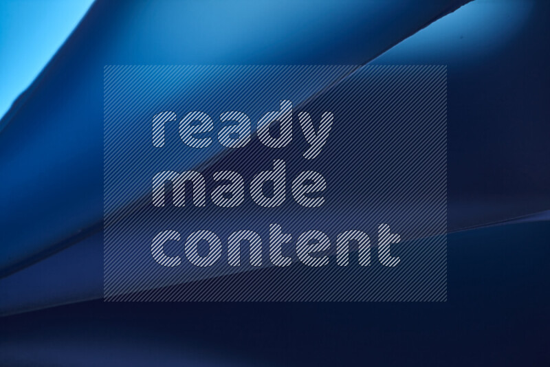 فن تجريدي يعرض منحنيات مع تدرجات الألوان الباردة مكونه بضوء ملون