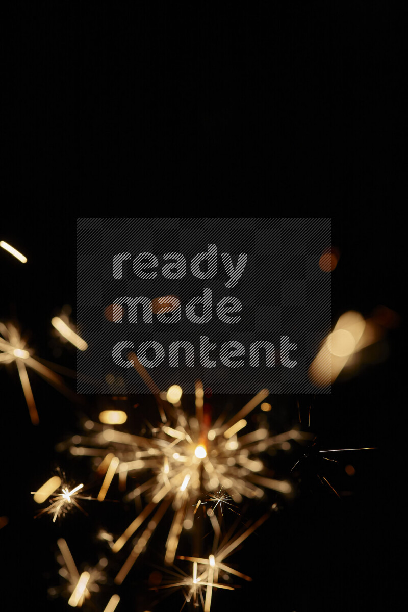 صورة مقربة لألعاب نارية مشتعلة معزولة على خلفية سوداء